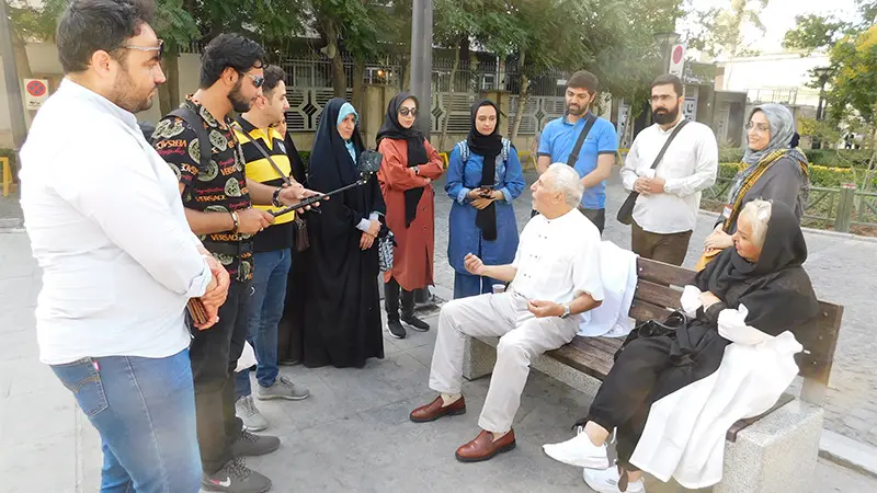 راهنمای تور در حال روایتگری و ارائه توضیحات برای گردشگران در فضای تاریخی